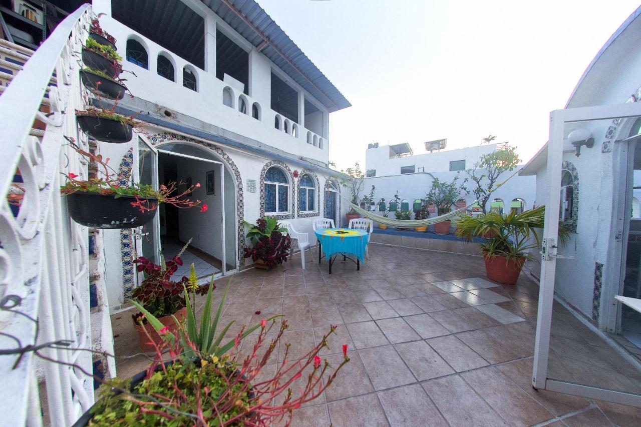 Alexandross Hostal *