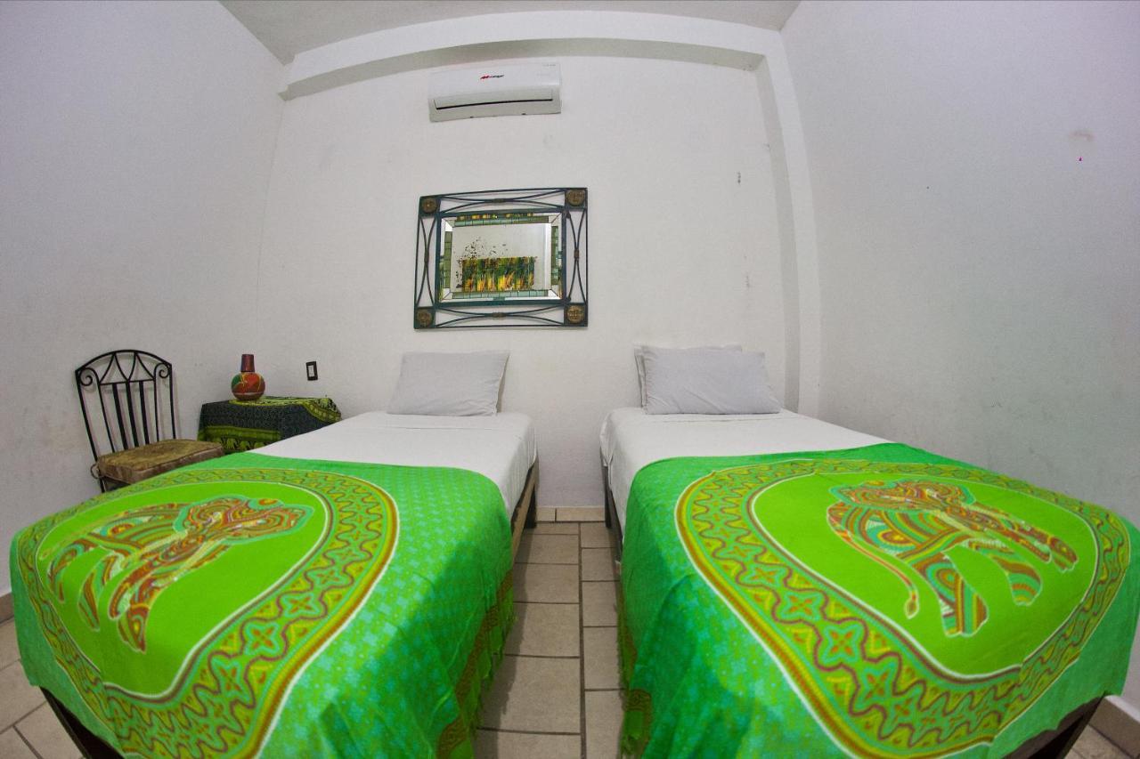Alexandross Hostal *