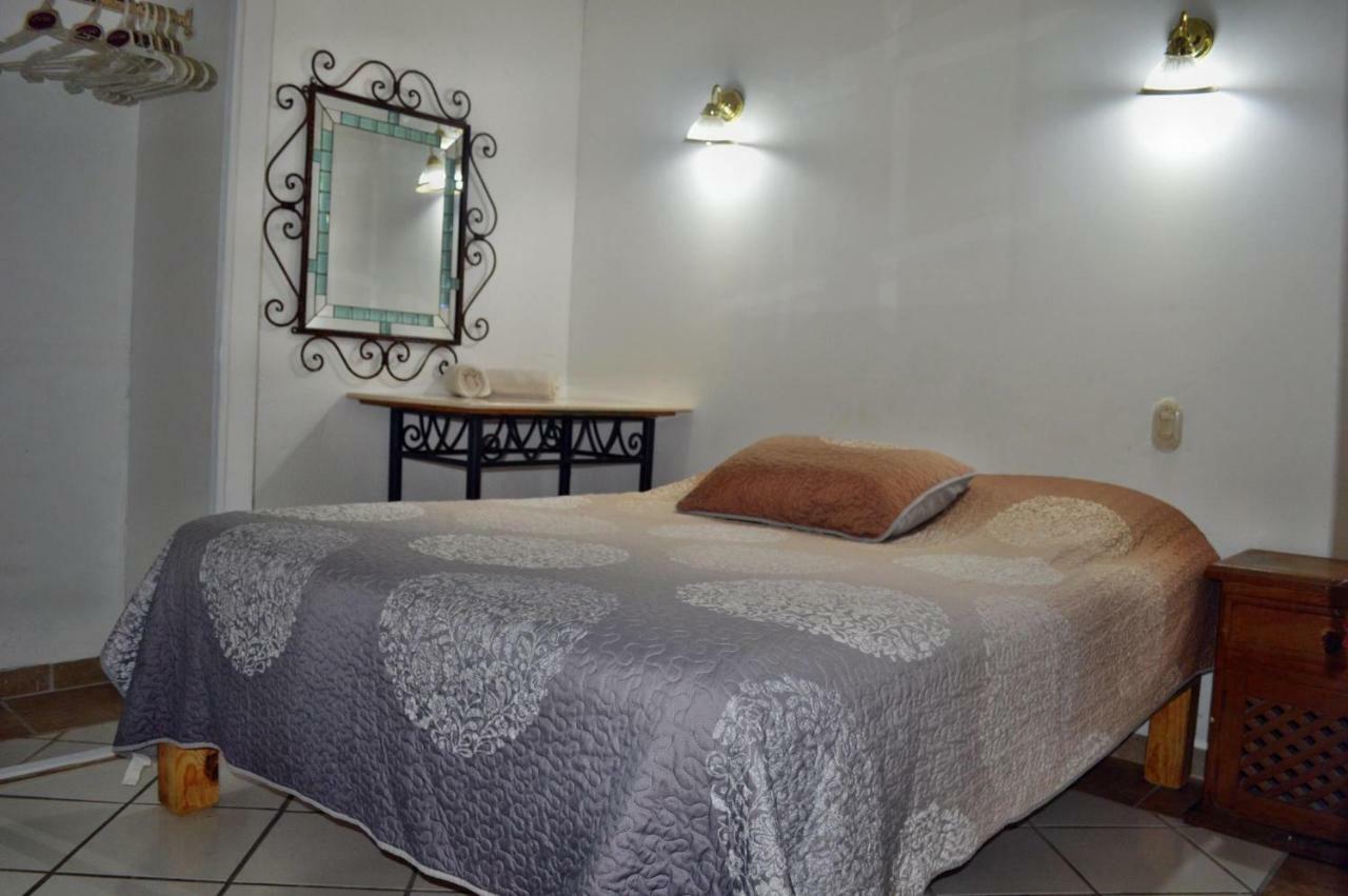 Alexandross Hostal *