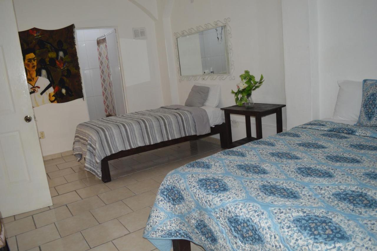 Alexandross Hostal