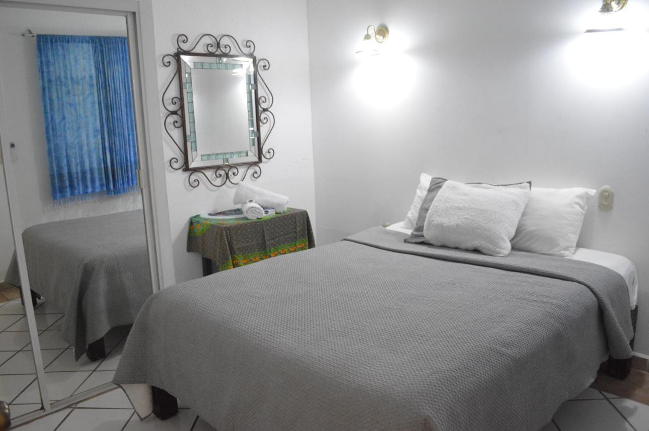 Alexandross Hostal *